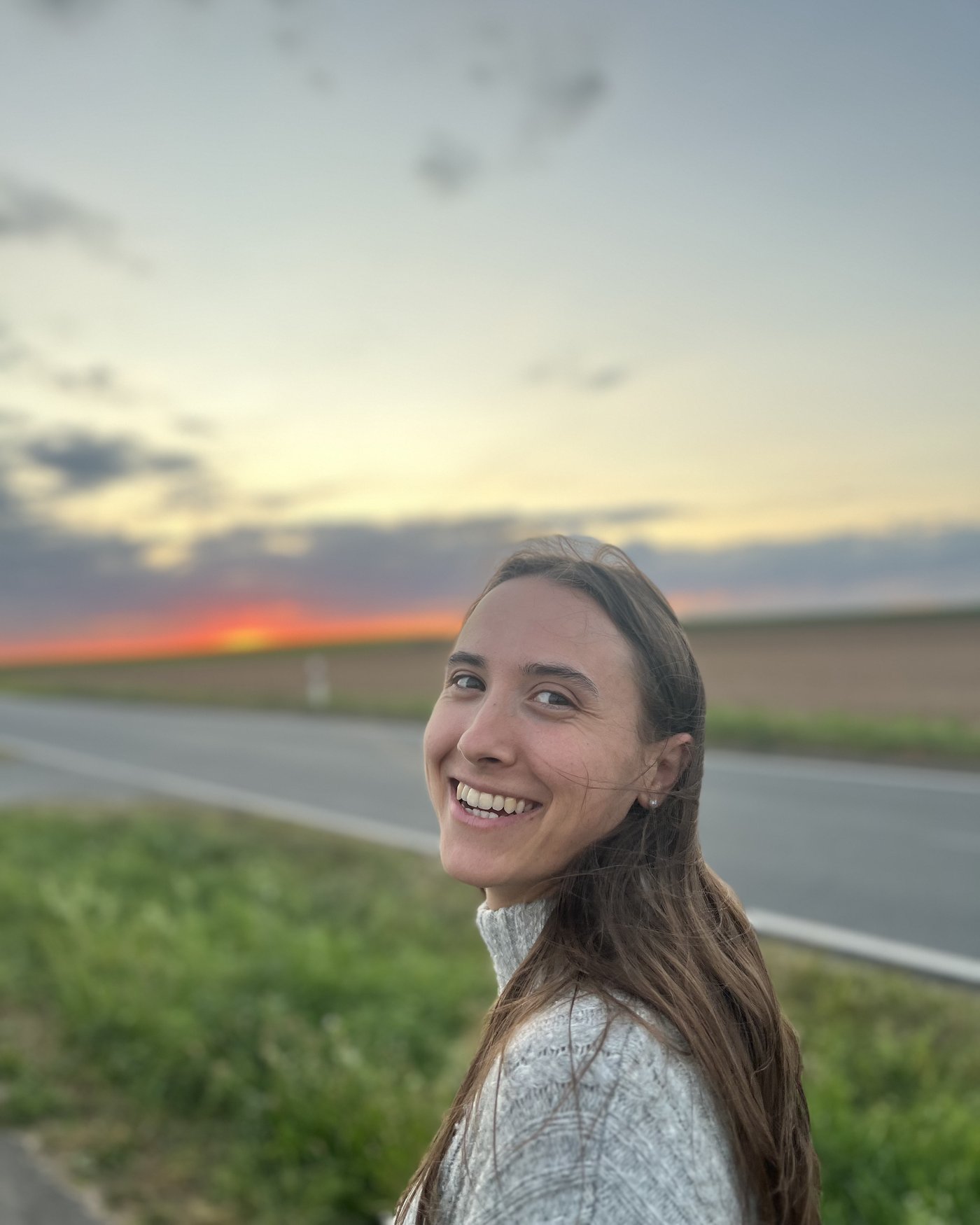 Lena Gutmann im Feld bei Sonnenuntergang